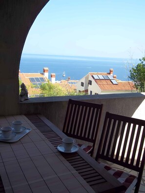Terrasse mit Meerblick und Gartenmöbel