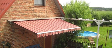 Ansicht vom FerienHaus mit Terrasse und Pool im Garten