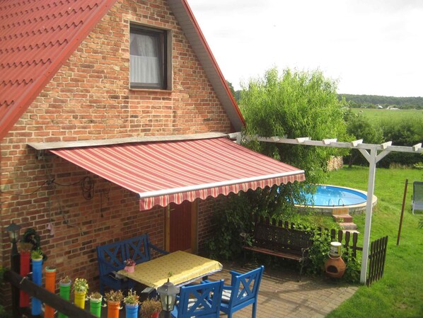 Ansicht vom FerienHaus mit Terrasse und Pool im Garten