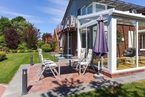 Außenansicht mit Terrasse und Wintergarten