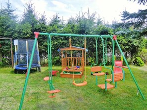 Garten mit Spielplatz