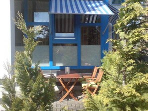 Terrasse mit Sitzgelegenheit