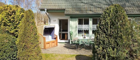 Blick auf die Terrasse mit Strandkorb