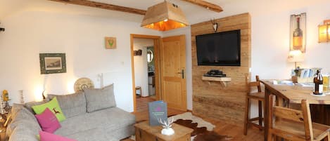 gemütliches Wohnzimmer mit Altholzverkleidungen