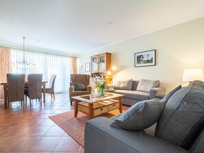 Der Wohn- und Essbereich mit Zugang zur West-Terrasse