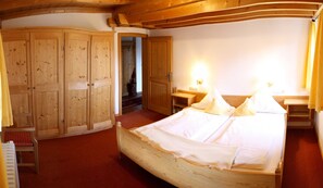 Schlafzimmer mit Doppelbett und 2 x Fenster