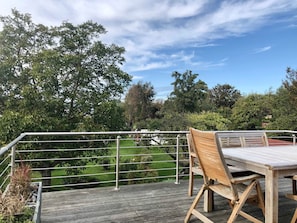 Ferienwohnung mit Dachterrasse und Blick in den altgewachsenen Garten