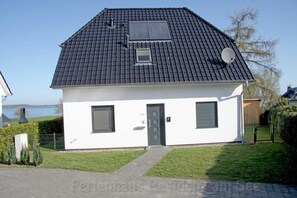 Hauseingang Ferienhaus mit Gartenzaun