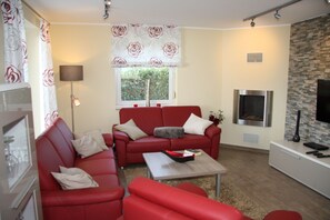 Wohnzimmer mit Gaskamin und TV