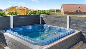 Bañera de hidromasaje al aire libre