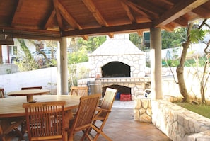 Gartenpavillon und Grill