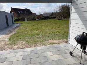 Überdachte Terrasse mit Blick in den Garten