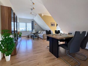 Wohnzimmer und Essbereich