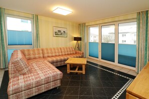 Wohnzimmer mit Balkon