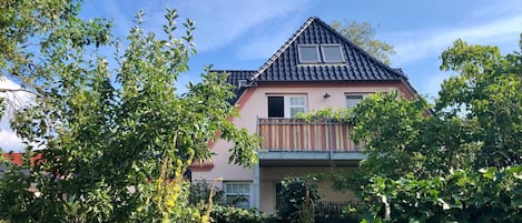 Ferienwohnung Sonnensuite - Blick zum Balkon