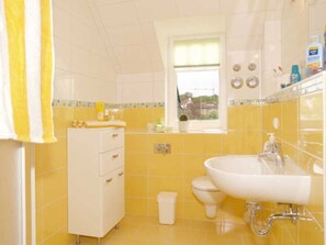 helles Duschbad mit Fenster