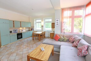 Wohnzimmer mit gemütlicher Couch