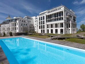 Außenpool arcona LIVING APPARTEMENTS FIRST SELLIN