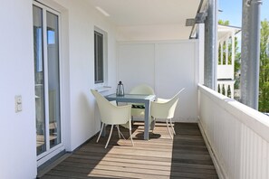 bestuhlter Balkon in ruhiger Lage