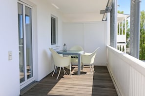 bestuhlter Balkon in ruhiger Lage