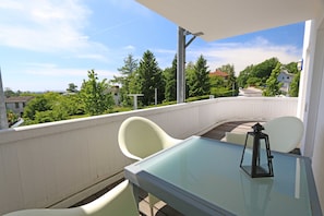 bestuhlter Balkon mit Blick ins Grüne