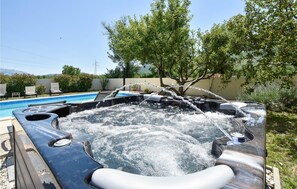 Bain à remous extérieur