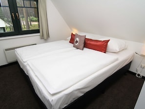 Schlafzimmer mit Doppelbett