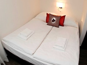 Schlafzimmer mit Doppelbett