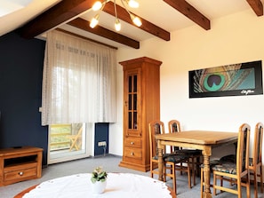 Wohnzimmer mit Esstisch