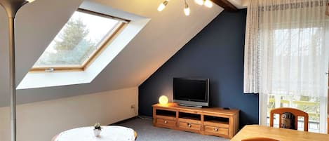 Wohnzimmer mit TV-Flachbildschirm