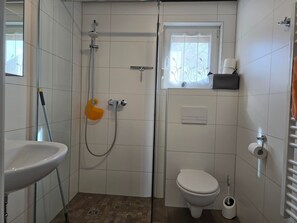 Bad mit Dusche und WC