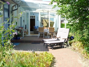 Überdachte Terrasse im Grünen und Liegen
