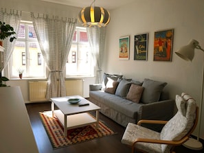 geräumiges Wohnzimmer
