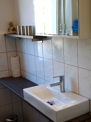 Badezimmer mit ausreichend Ablageplatz