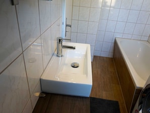 Badezimmer mit Badewanne