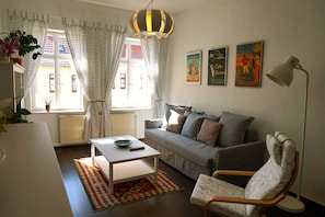 geräumiges Wohnzimmer