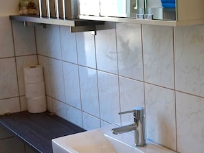 Badezimmer mit ausreichend Ablageplatz