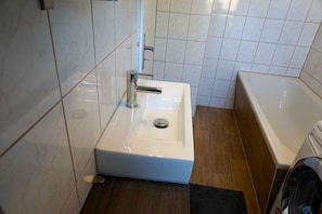 Badezimmer mit Badewanne