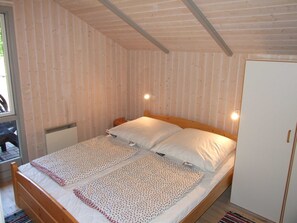 Schlafzimmer mit Doppelbett