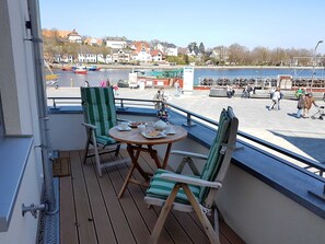 Balkon Ost mit Ausblick auf die Hafenpromenade und den Hafen