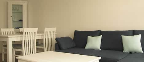 Der Wohnbereich mit Couchgarnitur und Essecke