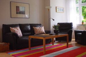 Sitzgruppe im Wohnzimmer, die Couch ist ein gutes Schlafsofa
