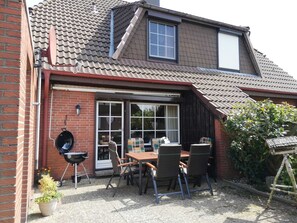 Terrasse mit Gartenmöbel