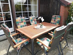 Terrasse mit Gartenmöbel