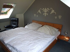 Schlafzimmer im Dachgeschoss mit 1 Doppelbett und 1 Einzelbett