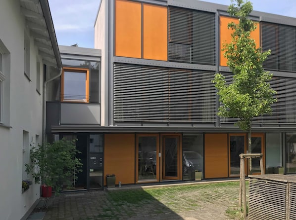 Innenhof mit Mini-Reihenhaus