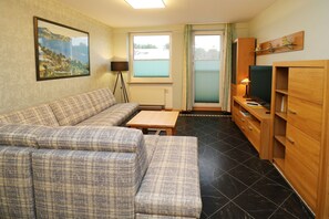 Wohnzimmer mit Balkon
