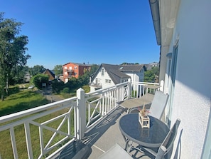 bestuhlter Balkon mit Blick ins Grüne