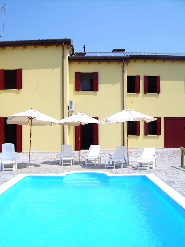 Außenansicht mit Pool