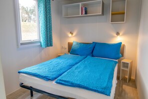 Schlafzimmer mit Doppelbett